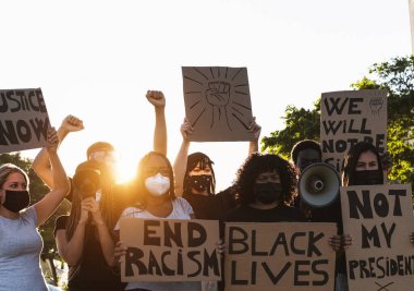 Irkçılığı ve eşitlik mücadelesini protesto eden aktivist hareket - farklı kültürlerden göstericiler ve eşit haklar için sokakta ırk protestoları - Siyahi yaşamları şehir kavramını protesto ediyor
