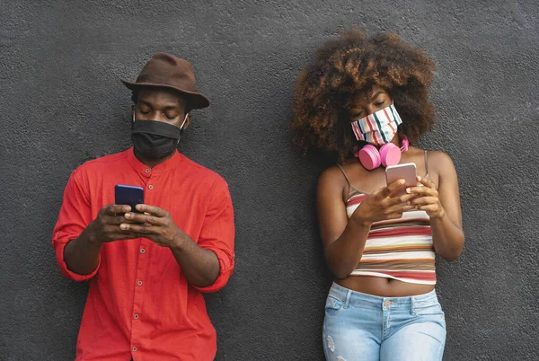 Amigos Africanos Usando Smartphone Móvel Durante Surto Vírus Corona Vício — Fotografia de Stock