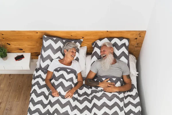 Pasangan Senior Yang Bahagia Tersenyum Bersama Tempat Tidur Orang Dewasa — Stok Foto