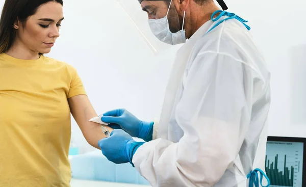 Médico Haciendo Vacuna Jeringa Inyección Médica Paciente Joven Hospital Para — Foto de Stock