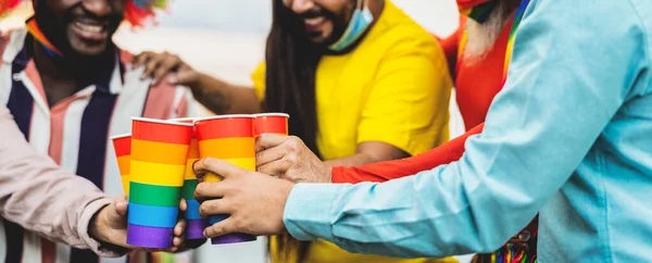 Pessoas Multirraciais Felizes Torcendo Bebendo Coquetéis Evento Festival Orgulho Gay — Fotografia de Stock