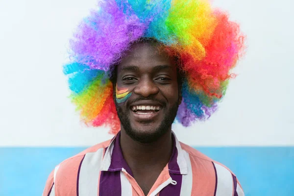 Felice Africano Uomo Avendo Divertente Durante Gay Orgoglio Festival Giorno — Foto Stock