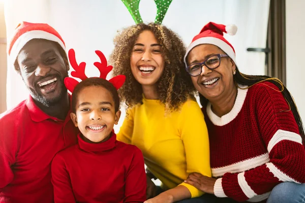 Keluarga Bahagia Afrika Bersenang Senang Bersama Merayakan Liburan Natal — Stok Foto