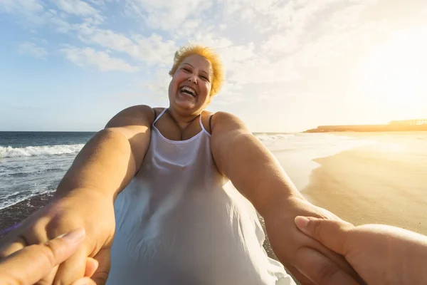 Счастливые Женщины Лишним Весом Развлекаются Пляже Время Заката Солнца — стоковое фото