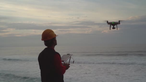 Mannelijke Ingenieur Doet Inspectie Met Behulp Van Drone Technologie Industrieel — Stockvideo