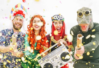 Mutlu arkadaşlar dışarıda karnaval partisini kutluyorlar - genç deliler kostüm giyip eğleniyorlar klasik müzik setleriyle müzik dinliyorlar - gençlik modası kültür yaşam tarzı konsepti