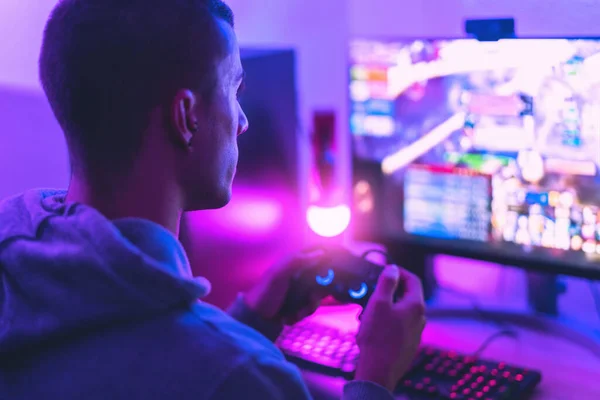 Jovem Jogador Jogando Videogames Online Enquanto Faz Streaming Nas Mídias — Fotografia de Stock