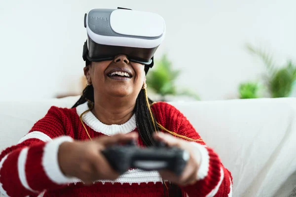 Afrikaanse Senior Vrouw Hebben Plezier Met Nieuwe Gaming Virtual Reality — Stockfoto