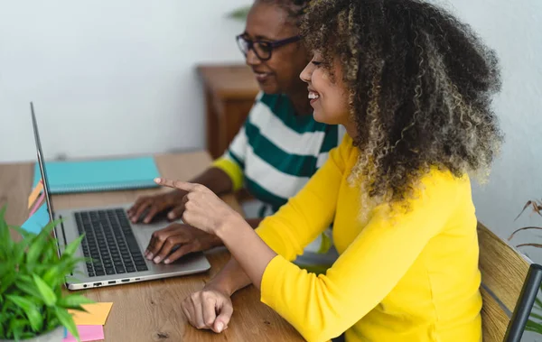 Afro Mãe Filha Divertindo Usando Computador Para Compras Line Jovens — Fotografia de Stock