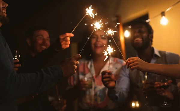 Glada Unga Vänner Firar Nyårsafton Med Tomtebloss Fyrverkerier Och Dricka — Stockfoto