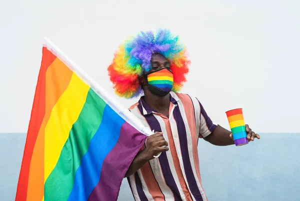 黑人同性恋男子欢度同志骄傲节 戴口罩防止日冕病毒传播 — 图库照片