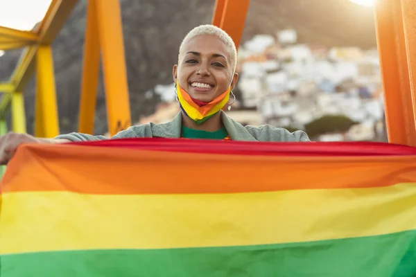 Jeune Femme Activiste Tenant Drapeau Arc Ciel Symbole Mouvement Social — Photo