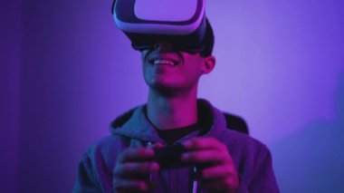 Sanal gerçeklik deneyimi olan yeni video oyunları oynayan genç oyuncu - gençlerin eğlence ve teknoloji konsepti
