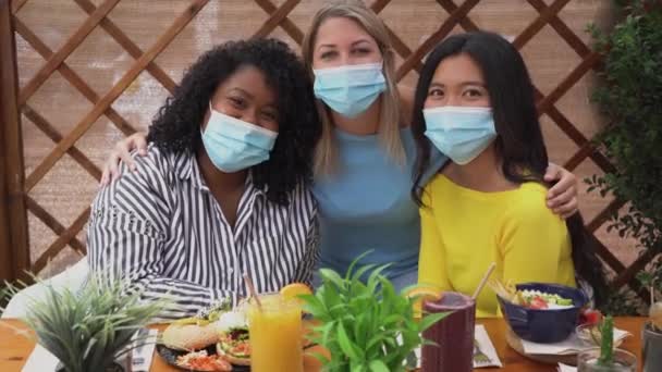 Amigos Multirraciales Que Usan Mascarilla Facial Mientras Almuerzan Saludablemente Bar — Vídeo de stock