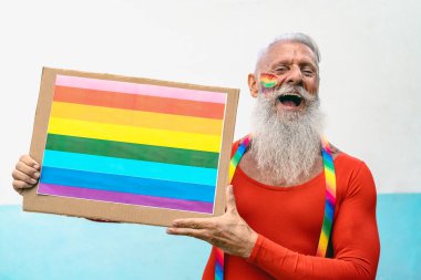 Eşcinsel onur festivali LGBT sosyal hareket konseptini kutlayan mutlu kıdemli adam