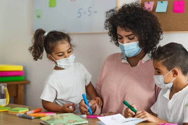 Guru Dengan Anak Anak Mengenakan Masker Wajah Kelas Prasekolah Selama — Stok Foto