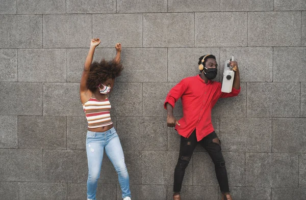 Unga Afrikaner Som Bär Ansiktsmask Och Dansar Utomhus Medan Lyssnar — Stockfoto