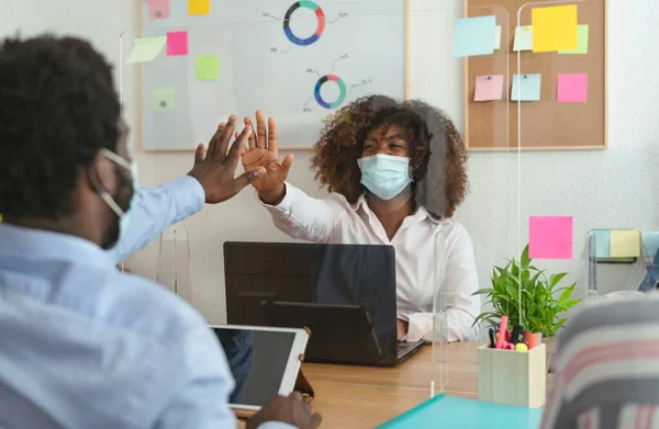 Jovens Africanos Trabalho Espaço Criativo Usando Proteção Máscara Cirúrgica Manter — Fotografia de Stock