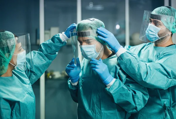 銅製の装置を身に着けている医者は外科マスクに直面し コロナウイルス発生と戦うバイザー 医療従事者の概念 — ストック写真