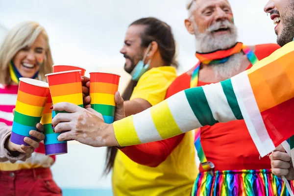 Des Gens Heureux Avec Différents Âges Acclamant Buvant Des Cocktails — Photo