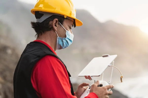 Ingegnere Maschio Monitorare Ispezione Drone Mentre Indossa Maschera Viso Evitare — Foto Stock