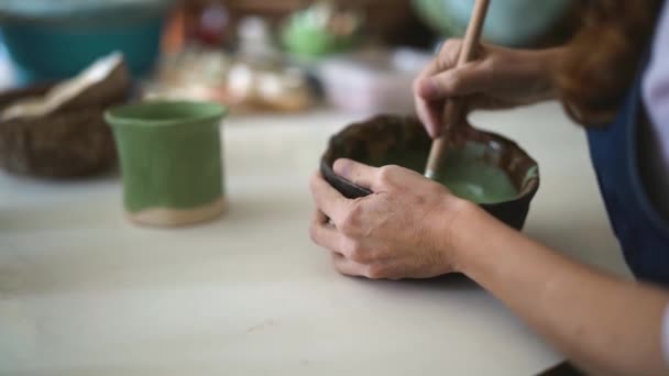 Femme Mélangeant Peinture Pinceau Dans Bol Céramique Dans Atelier Travail — Video