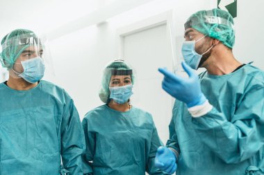 Corona virüsü salgını sırasında hastanede cerrahi operasyona hazırlanan doktorlar - Coronavirüs salgınıyla mücadeleye hazırlanan sağlık çalışanları - Sağlık sigortası konsepti
