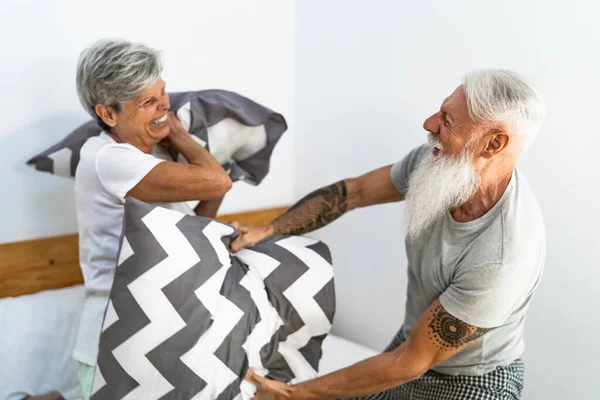 Szczęśliwa Para Seniorów Zabawy Walki Poduszkami Łóżku Starszy Styl Życia — Zdjęcie stockowe