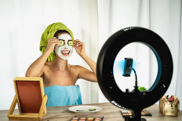 Ung Kvinnlig Vlogger Tillämpa Hudvård Ansiktsmask Medan Strömmande Live För — Stockfoto
