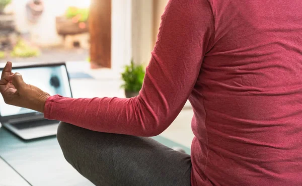 Pemandangan Wanita Melakukan Yoga Kelas Kebugaran Virtual Dengan Laptop Rumah — Stok Foto
