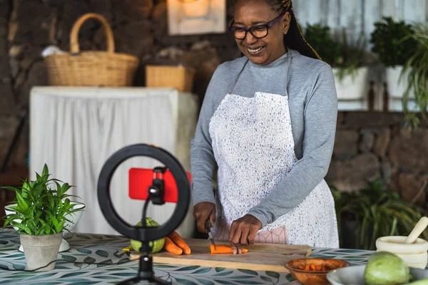 Wanita Senior Afrika Menyiapkan Resep Makanan Saat Streaming Online Dengan — Stok Foto