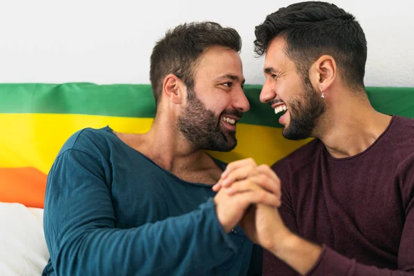Щаслива Гомосексуальна Пара Має Ніжні Моменти Спальні Гомосексуальні Любовні Стосунки — стокове фото