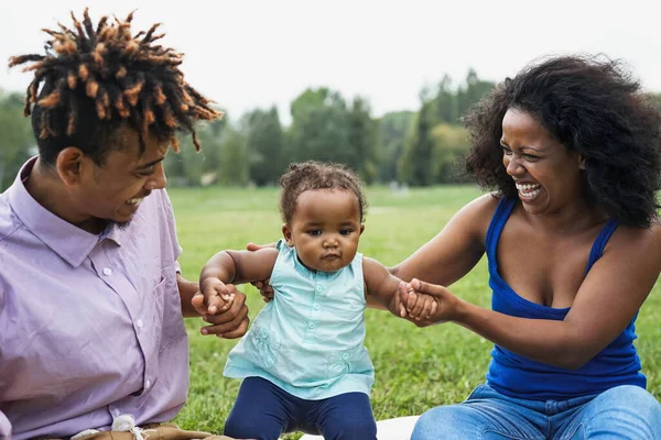 Família Africana Feliz Divertindo Juntos Parque Público Pai Negro Mãe — Fotografia de Stock