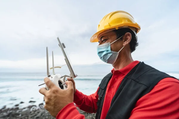 Ingegnere Maschio Monitorare Ispezione Drone Mentre Indossa Maschera Viso Evitare — Foto Stock