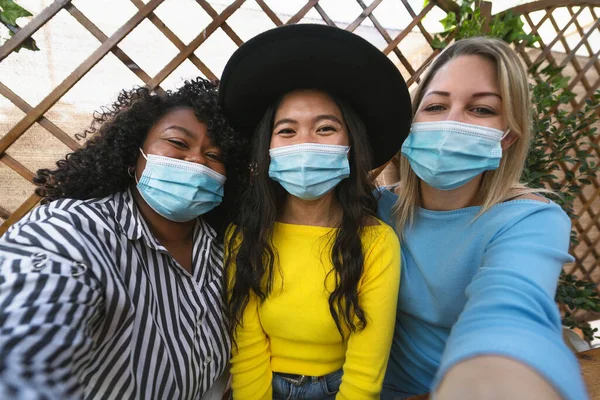 Amigos Multirraciales Que Usan Mascarilla Facial Mientras Toman Selfie Con — Foto de Stock