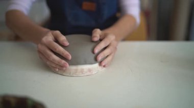 Atölyedeki kadın çömlekçi modellik kasesini kapat - Esnaf işi ve yaratıcı sanatlar konsepti