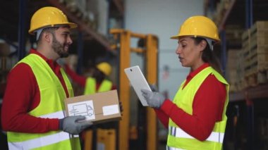 Depoda çalışan ekip dijital tablet ve teslimat kutuları ile envanter sayımı yapıyor - Lojistik ve endüstri konsepti