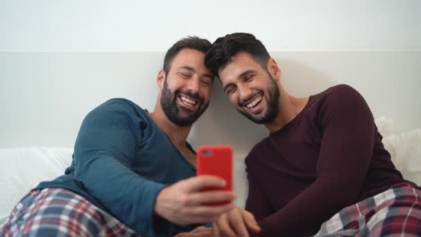 Happy Gayové Pár Pomocí Mobilního Telefonu Posteli Homosexuální Láska Rovnost — Stock video