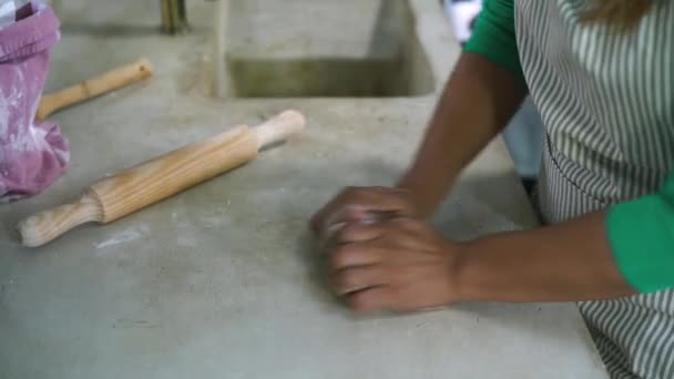 Maturo Donna Latina Impastare Farina Pasta Con Mattarello Nella Vecchia — Video Stock