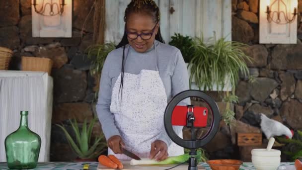 Africana Donna Anziana Preparazione Ricetta Alimentare Durante Streaming Online Con — Video Stock