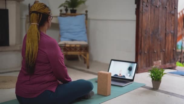 Donna Anziana Africana Che Yoga Classe Fitness Virtuale Con Computer — Video Stock
