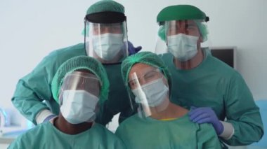 Korona virüsü salgınına karşı mücadele eden kişisel koruyucu ekipman giyen doktorlar - Sağlık hizmetleri ve sağlık çalışanları kavramı