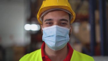 Depoda çalışan genç adam Corona virüsü salgını sırasında maske takıyordu - Lojistik ve endüstri konsepti