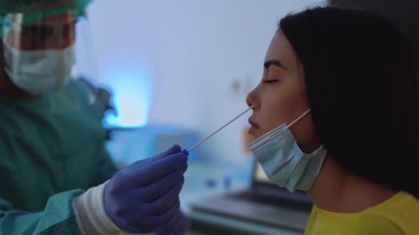 Medical Worker Wearing Personal Protective Equipment Doing Corona Virus Swab — Stock Video