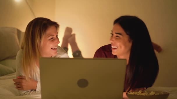 Νεαρές Γυναίκες Που Χρησιμοποιούν Φορητό Υπολογιστή Στο Κρεβάτι Κατά Διάρκεια — Αρχείο Βίντεο