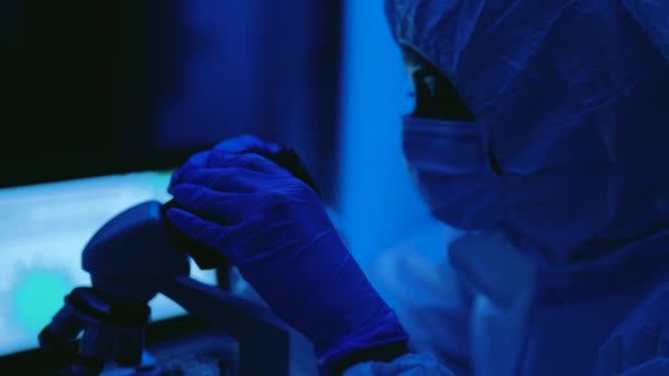 Jovem Cientista Trabalhando Laboratório Examinando Coronavírus Através Microscópio Conceito Ciência — Vídeo de Stock