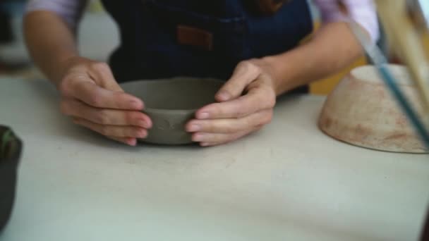 Närbild Kvinnliga Keramiker Modellering Lera Skål Verkstad Artisan Arbete Och — Stockvideo