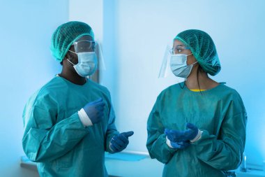 Korona virüsü salgınına karşı mücadele eden kişisel koruyucu ekipman giyen doktorlar - Sağlık hizmetleri ve sağlık çalışanları kavramı
