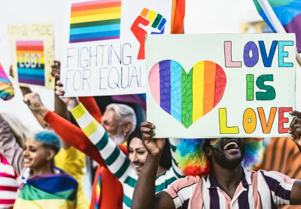 快乐的多种族人庆祝同性恋自豪事件 不同年龄和种族的朋友为争取两性平等权利而奋斗的团体 — 图库照片