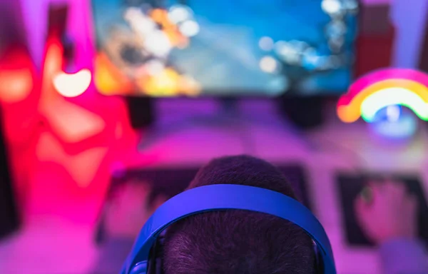 Νεαρός Gamer Που Παίζει Online Video Games Ενώ Τρέχει Στα — Φωτογραφία Αρχείου